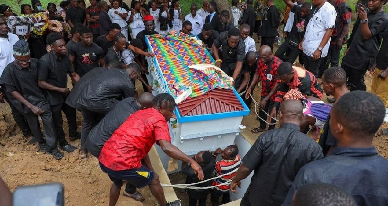 cenazelerde yeni akim basladi tabutu gorenler aglamayi unutuyor l2sVllrd