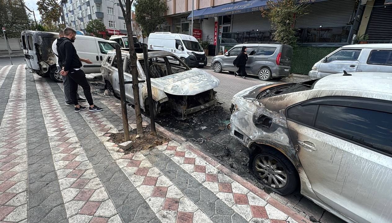 sultangazide kundaklama suphesi uc arac yandi PIqrLqnj