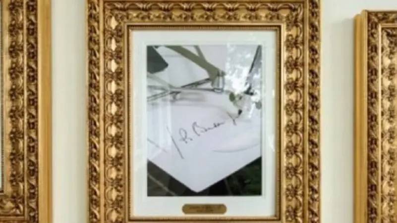 trump beyaz sarayda biden portresini dolma kalemle degistirdi cvEOqeOs