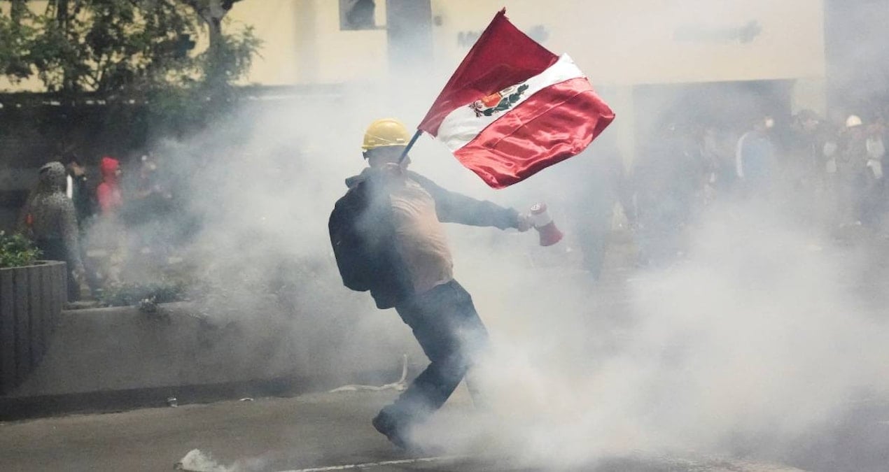 z kusagi bu kez peruda sokaklara indi protestocular yuksek mahkemeyi yakti PheuRmSE