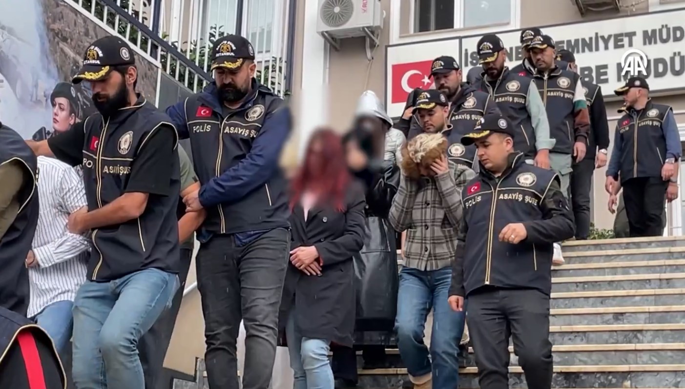 ahlak polisinden istanbulda 15 ilceye baskin DrVcfnQB.jpg