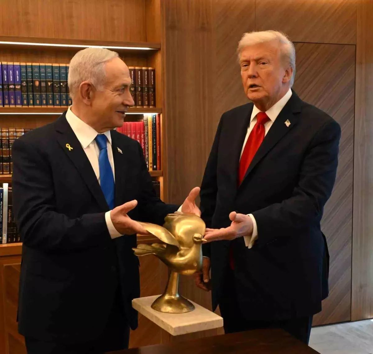 netanyahu trumpa altin guvercin hediye etti ZvJt9w68.jpg