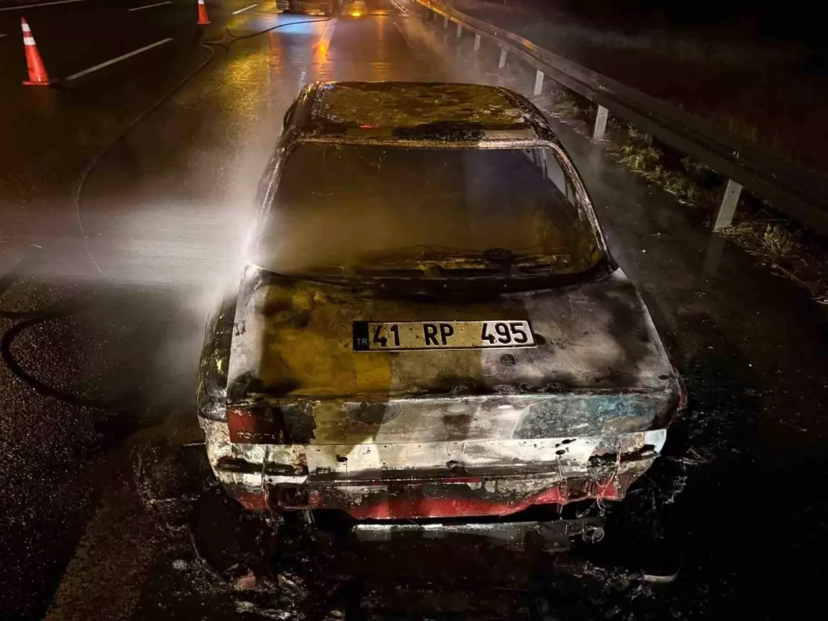 tem otoyolunda yangin bir otomobil kul oldu Q9pNBlJr.jpg