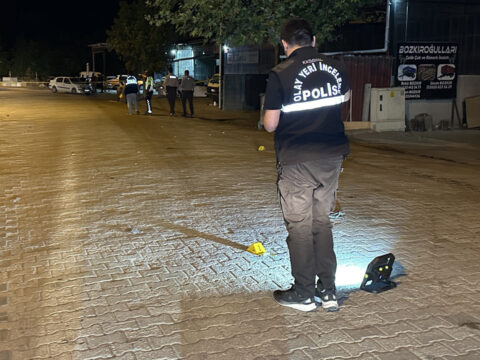 Esnaflarin kavgasi kanli bitti usakta eline silahi alan ates etti 13 yarali wpx7b3Lx